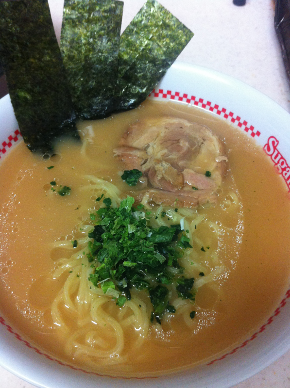 鍋でカップ麺。